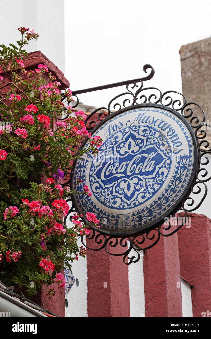 Vintage Coca Cola sign d'un bâtiment à côté d'une fenêtre avec des pots de géranium - Granada, Espagne Banque D'Images