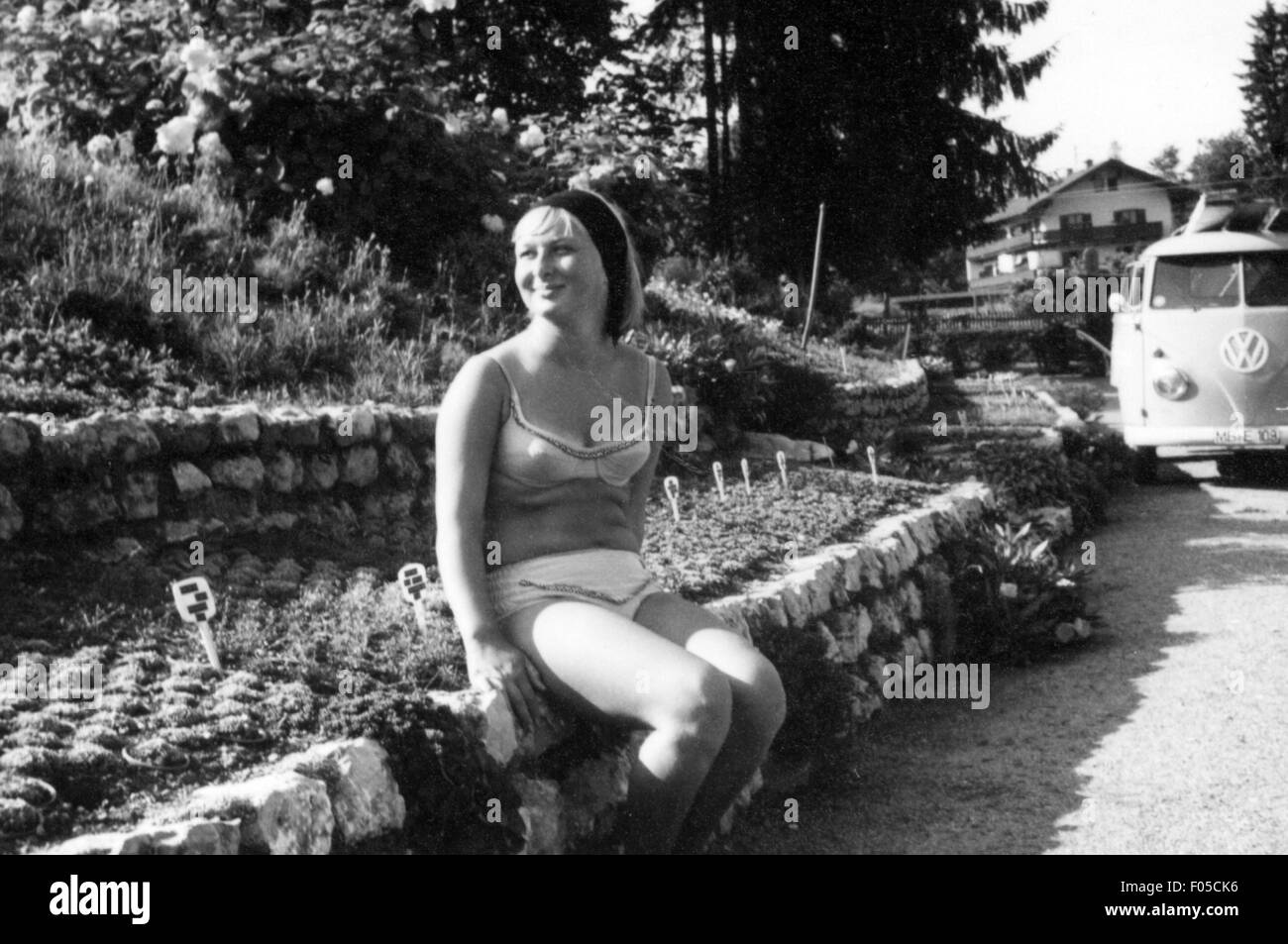 Mode, mode plage, jeune femme en bikini assis sur un petit mur, années 1950 / 1960, droits supplémentaires-Clearences-non disponible Banque D'Images