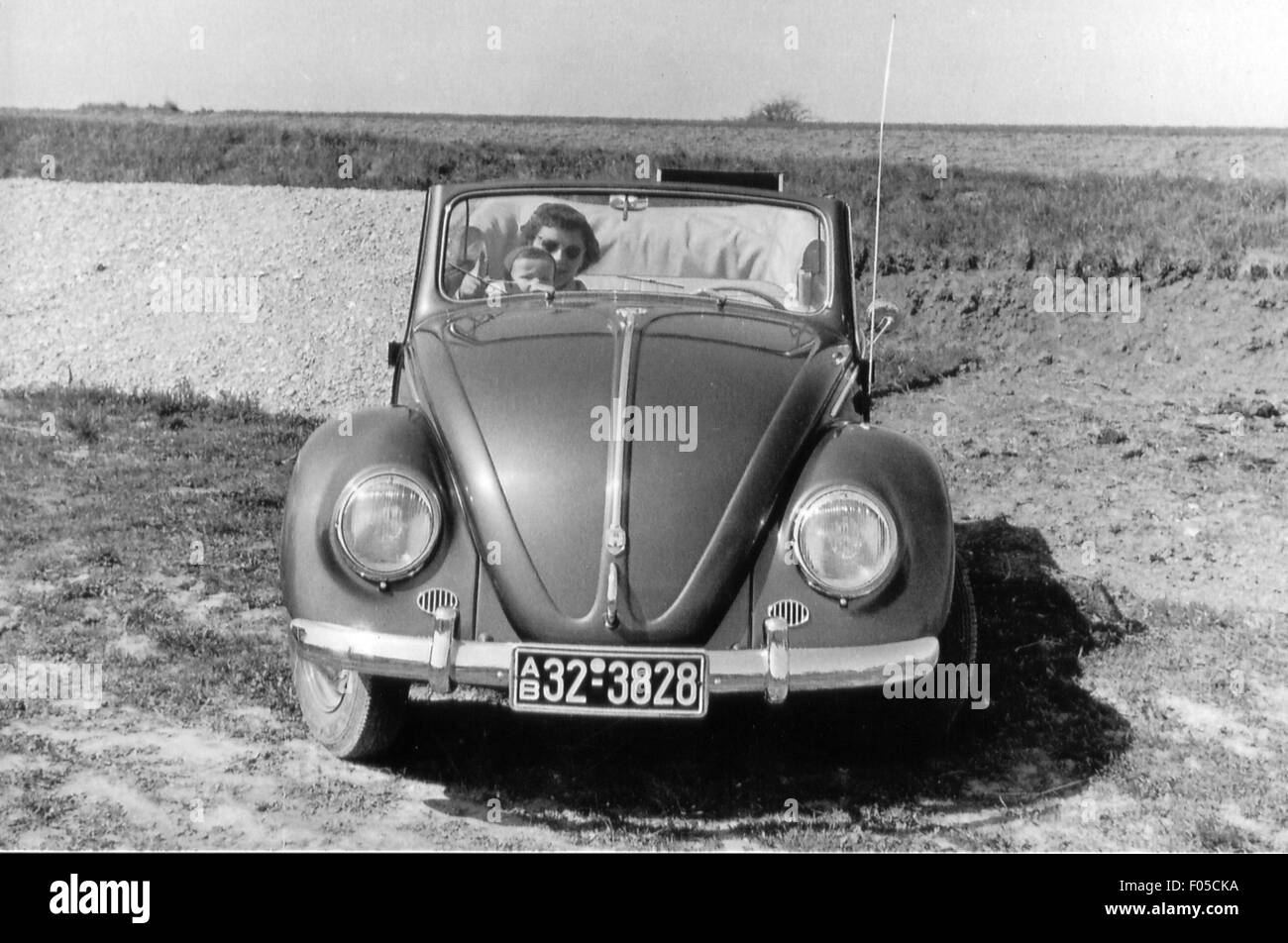 Transport / transport, voiture, voitures / variantes de véhicule, Volkswagen, VW scarabée, femme avec enfant dans une édition convertible, Allemagne, années 1950, droits supplémentaires-Clearences-non disponible Banque D'Images