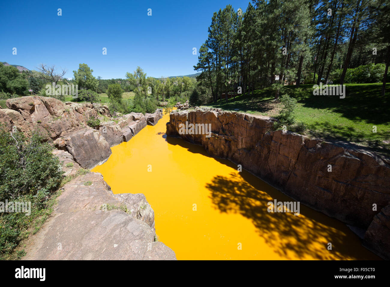 Durango, Colorado, USA. 6e août, 2015. Eau décolorée Animas river bridge près de boulangers à Durango, Colorado à partir d'une mine contaminés briser river. Credit : Whit Richardson/Alamy Live News Banque D'Images