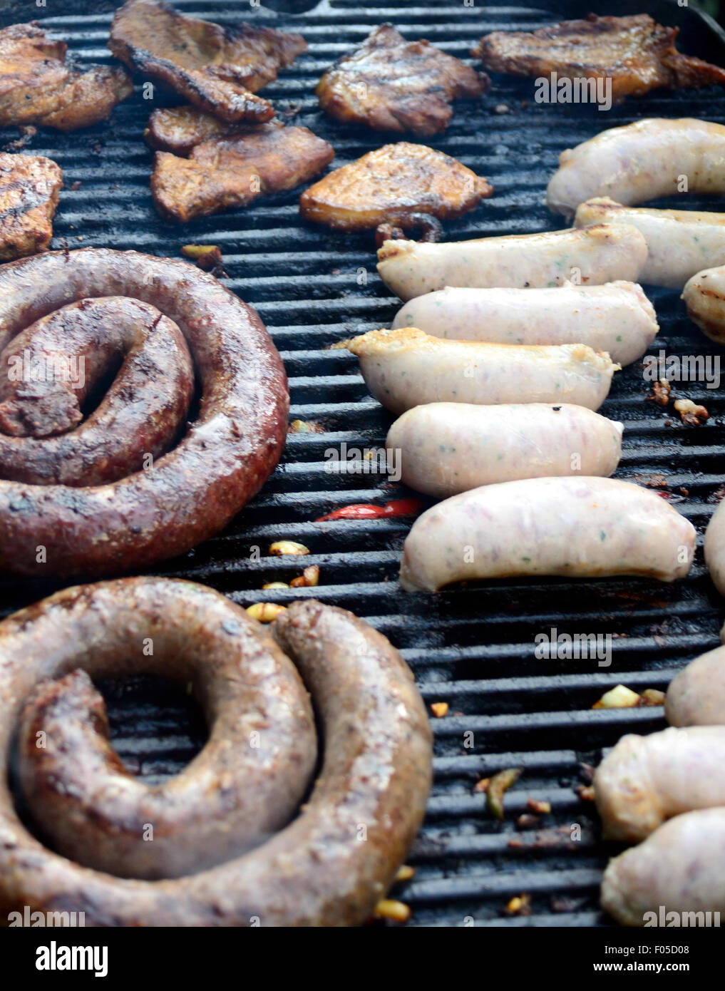 Les saucisses de porc et cuire sur un barbecue. Banque D'Images