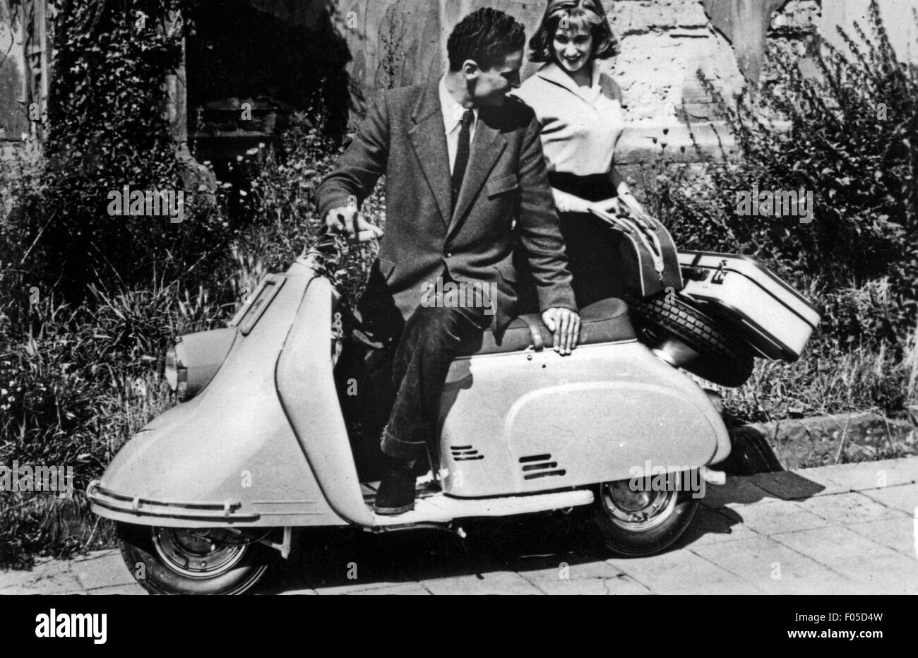 Transport / transport, moto, couple sur le scooter 'Heinkel Tourist 103 A0', 1955 - 1957, droits supplémentaires-Clearences-non disponible Banque D'Images