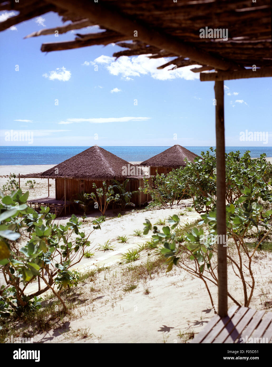 La vue sur l'océan et de la plage d'une villa privée au Rancho do Peixe. Plage pré·, à 12 km de Jericoacoara, Brésil. Banque D'Images