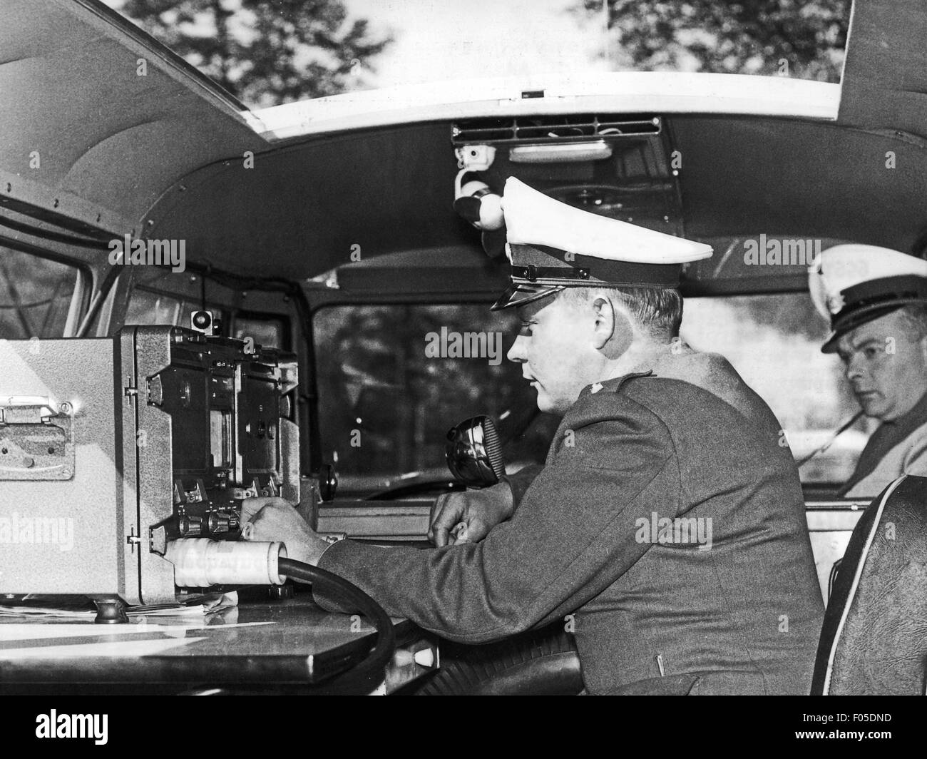 Police, Allemagne, police de la circulation, contrôle de la circulation, première limitation de vitesse avec radar en Allemagne, Düsseldorf, 21.9.1959, droits supplémentaires-Clearences-non disponible Banque D'Images