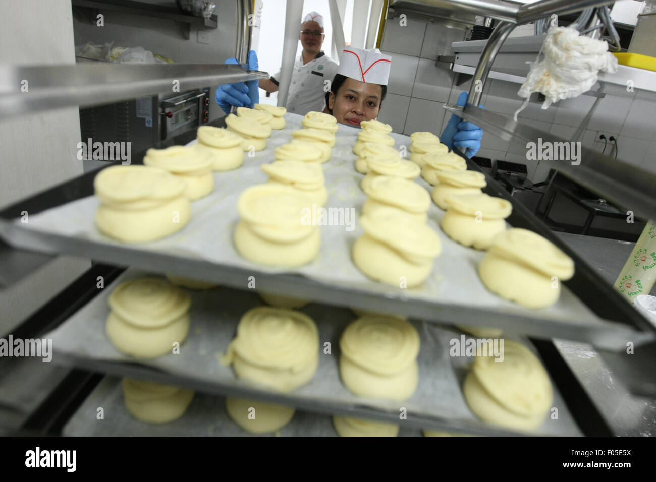 Jakarta, Jakarta, Indonésie. 7e août, 2015. Tim Ho Wan, le trou dans le mur eatery à Hong Kong qui défiait toutes les chances de gagner une entrée dans le guide Michellin, est enfin arrivé en Indonésie. C'est des dim sum ont remporté les acclamations des critiques de nourriture et le cœur des épicuriens autour du monde. Le dim sum au Tim Ho Wan sont effectués en utilisant uniquement des ingrédients frais et de qualité premium. Les dim sum sont délicieusement aussi frais qu'ils ne sont pas pré-traitées à la vapeur puis réchauffés, mais réalisés sur commande, afin de préserver le dim sum's saveur et texture. Le restaurant est dirigé par Mak Pui Gor, l'ancien maître à boulette Banque D'Images