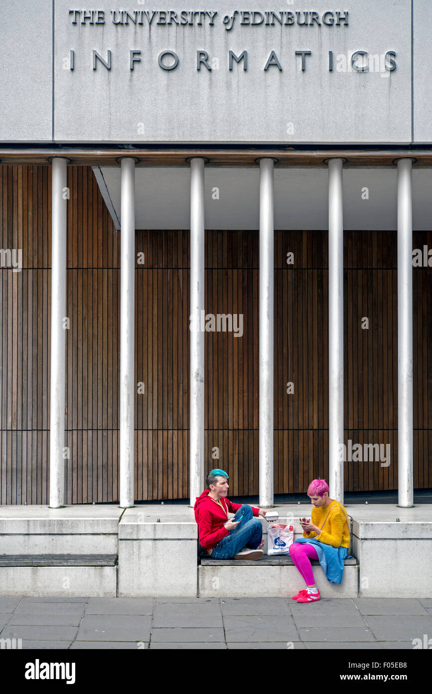 Deux étudiants de couleur vive passer le temps à l'extérieur de l'Université d'Édimbourg le bâtiment de l'École de l'informatique. Banque D'Images