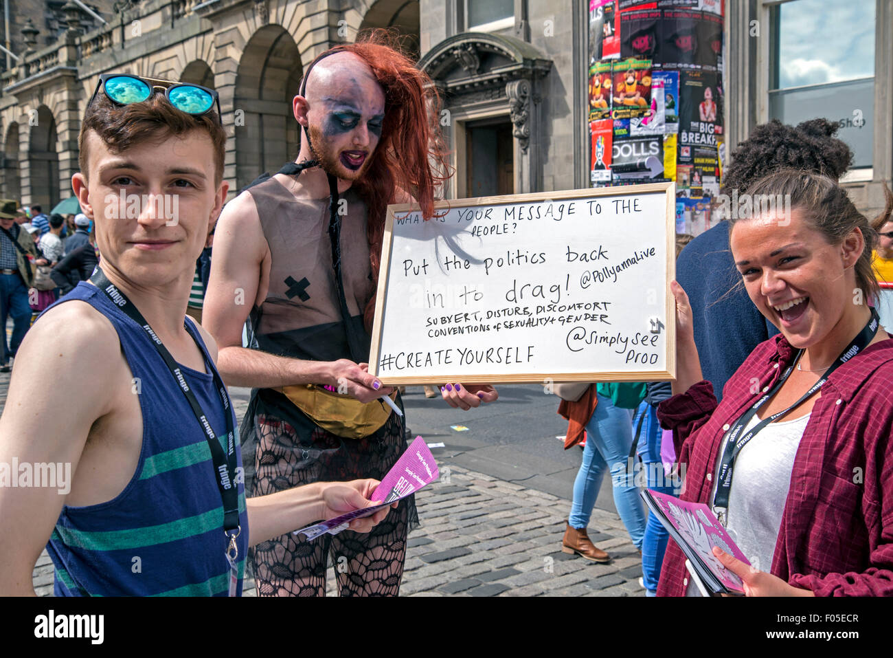 Artistes du Festival Fringe d'encourager leur montrer sur la High Street, Edinburgh, Ecosse, Royaume-Uni. Banque D'Images