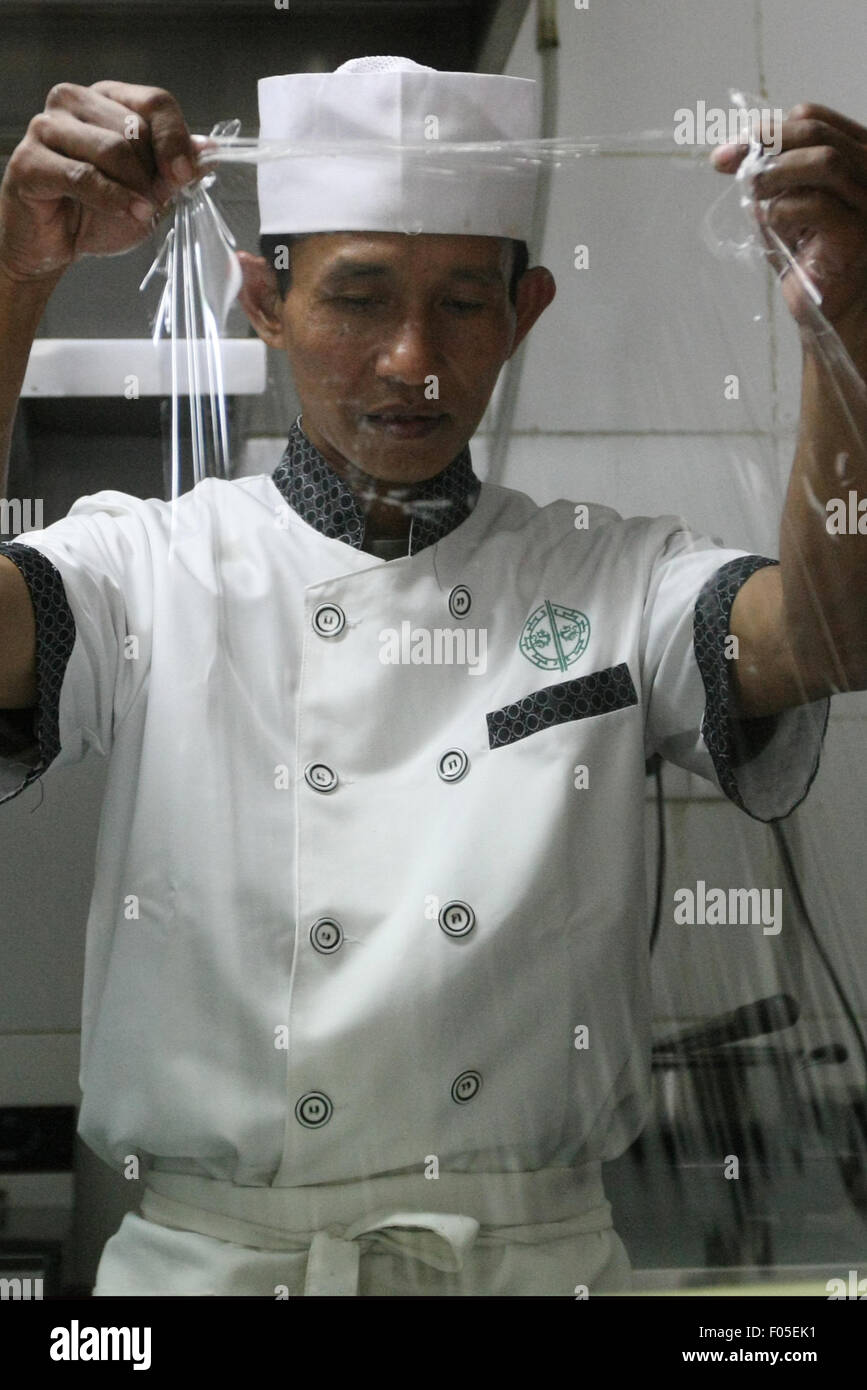 Jakarta, Jakarta, Indonésie. 7e août, 2015. Tim Ho Wan, le trou dans le mur eatery à Hong Kong qui défiait toutes les chances de gagner une entrée dans le guide Michellin, est enfin arrivé en Indonésie. C'est des dim sum ont remporté les acclamations des critiques de nourriture et le cœur des épicuriens autour du monde. Le dim sum au Tim Ho Wan sont effectués en utilisant uniquement des ingrédients frais et de qualité premium. Les dim sum sont délicieusement aussi frais qu'ils ne sont pas pré-traitées à la vapeur puis réchauffés, mais réalisés sur commande, afin de préserver le dim sum's saveur et texture. Le restaurant est dirigé par Mak Pui Gor, l'ancien maître à boulette Banque D'Images