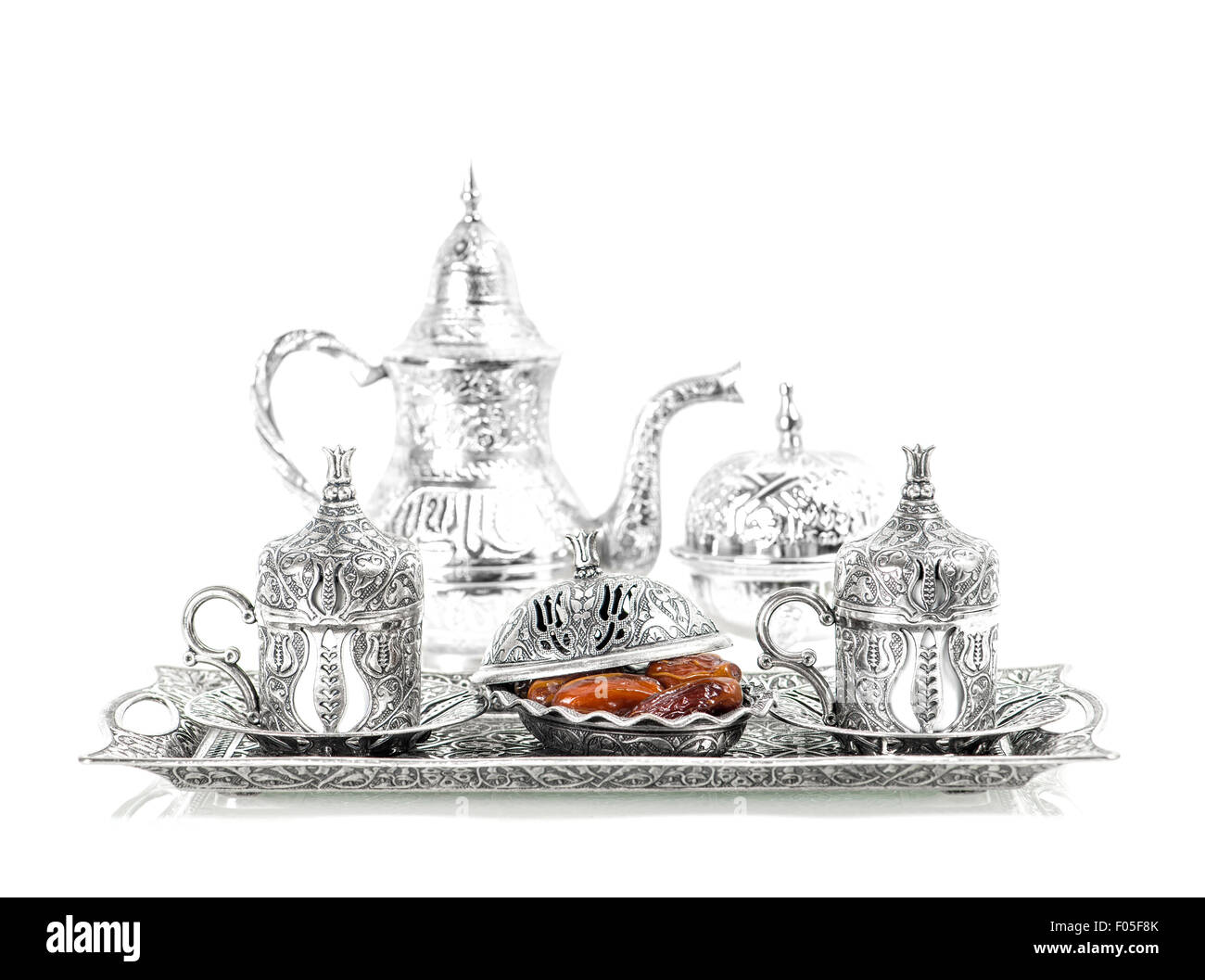 La vaisselle d'argent et de dates. L'hospitalité orientale concept avec thé ou café tasses Banque D'Images