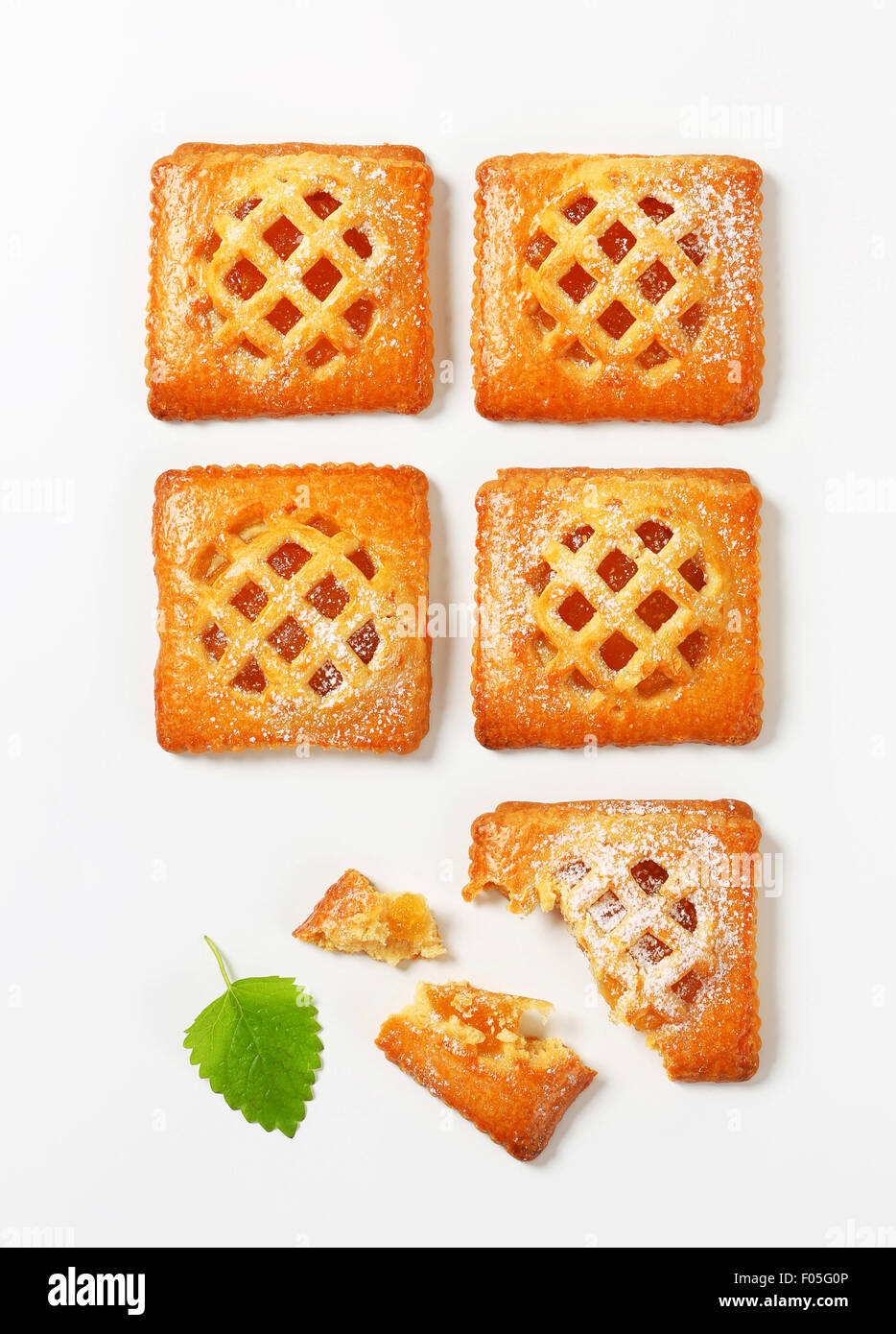 Peu de lattice-surmontée de tartes avec remplissage d'abricot Banque D'Images