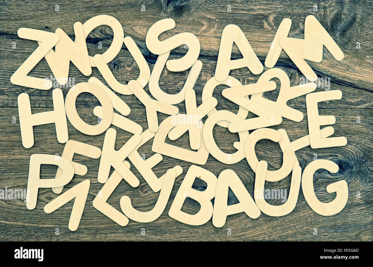 Lettres alphabet en bois sur fond de texture. Retour à l'école et l'éducation concept. Vimtage ton style photo Banque D'Images