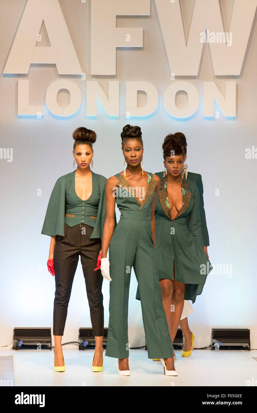 Londres, Royaume-Uni. 7 août 2015. Défilé d'Ekhaya. Le concepteur Africa Fashion Week Londres 2015 en vedette les designers de mode et les étals de marché avec défilés et plus de deux jours (7-8 août 2015) à l'Olympica Ouest. Photo : Nick Savage/Alamy Live News Banque D'Images