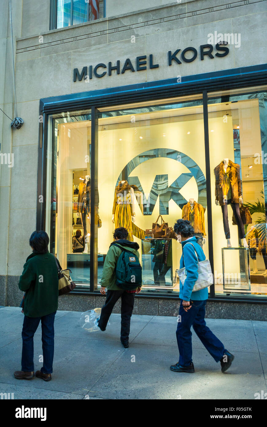 Michael kors store window Banque de photographies et d images a haute resolution Alamy
