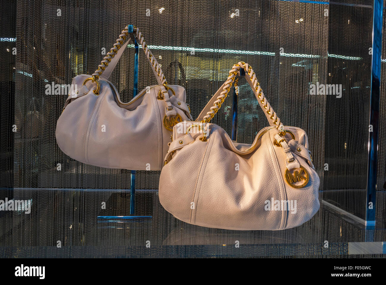 New York City, USA, Shopping sur la Cinquième Avenue, marques de mode de  luxe, 'Michael Kors' Shop vitre avant, sacs à main pour femme à l'écran,  des accessoires féminins Photo Stock -