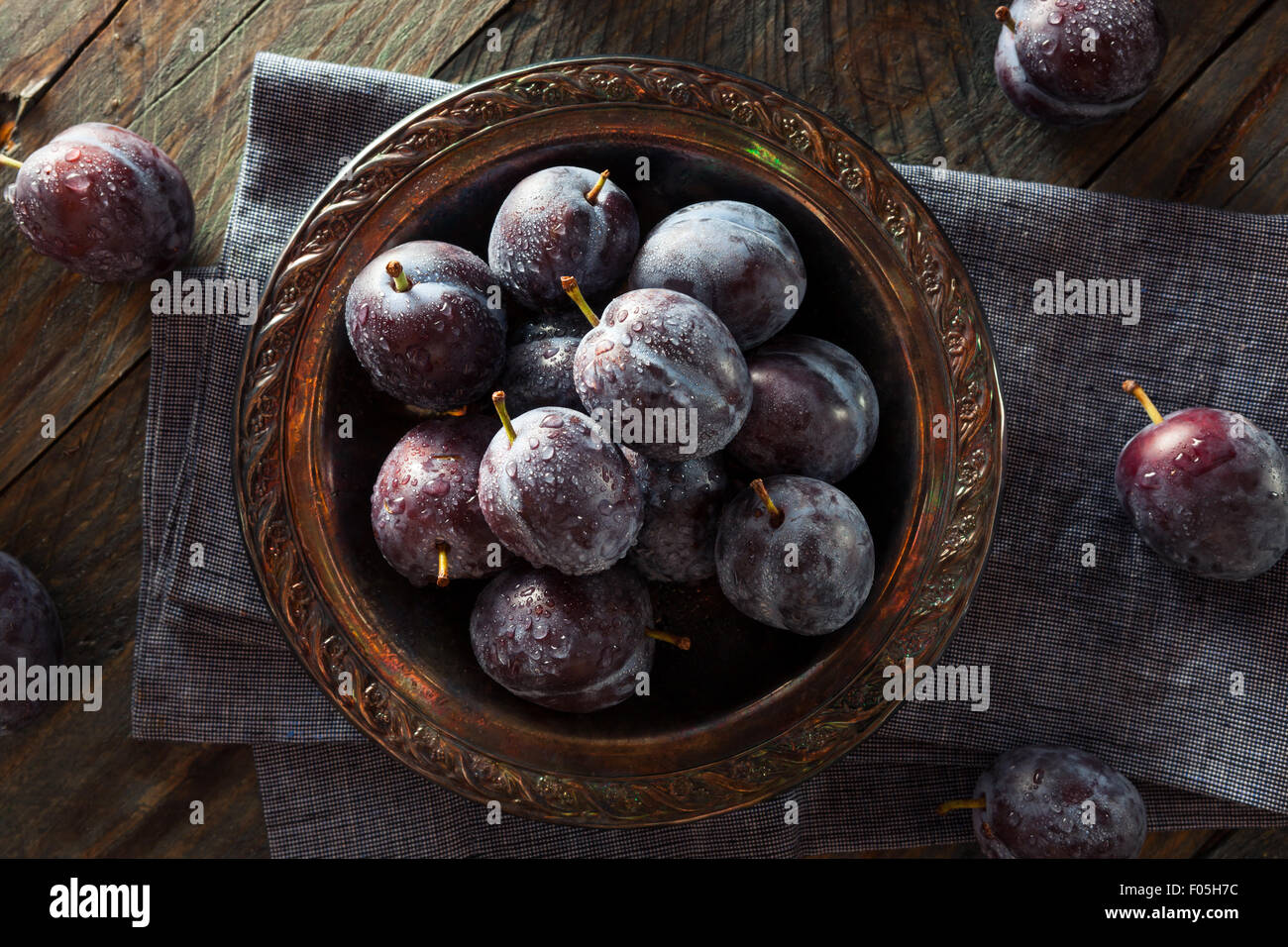Les prunes pourpres mûres organiques prêt à manger Banque D'Images
