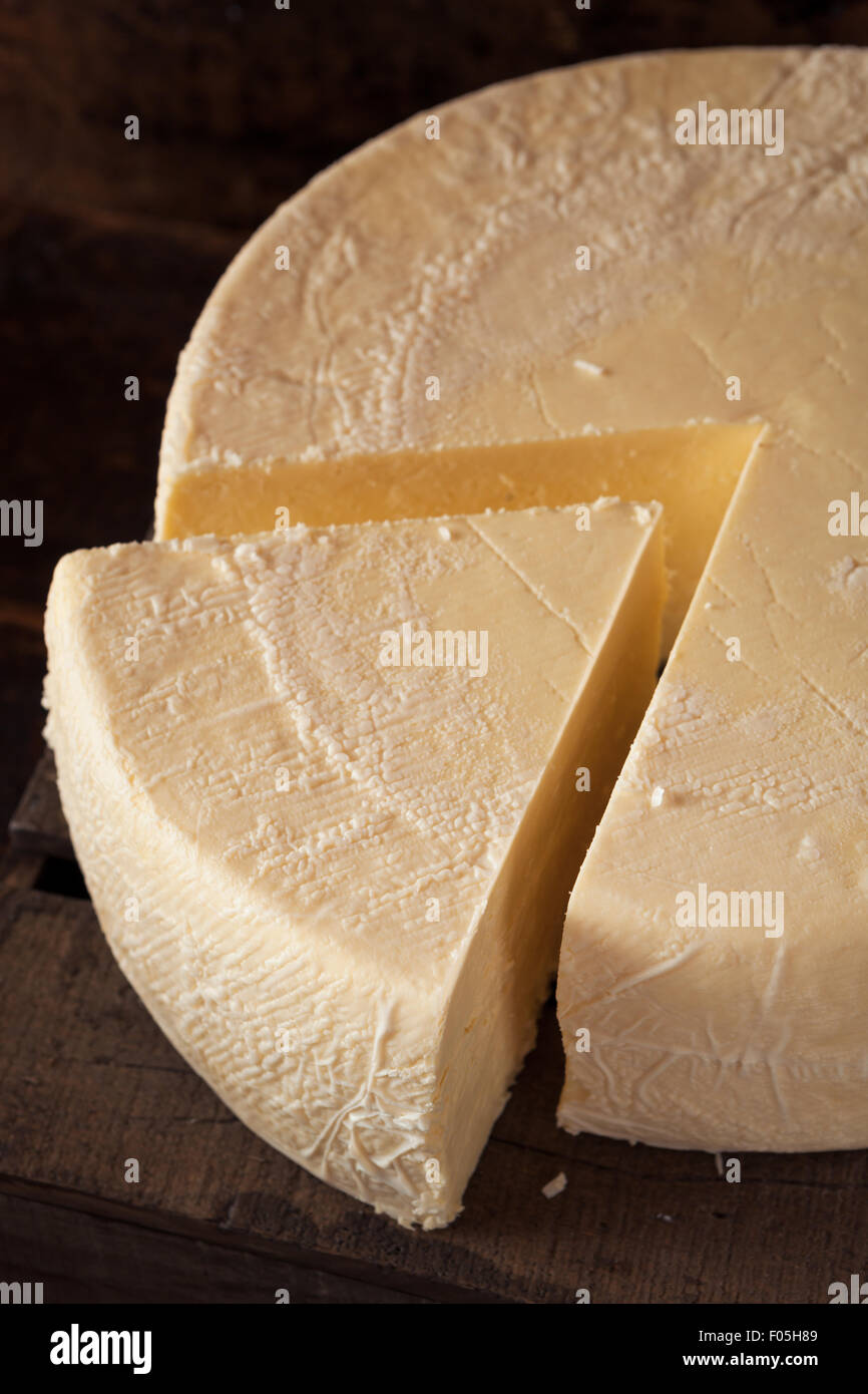 Grande Roue de fromage blanc biologique Lire pour couper Banque D'Images