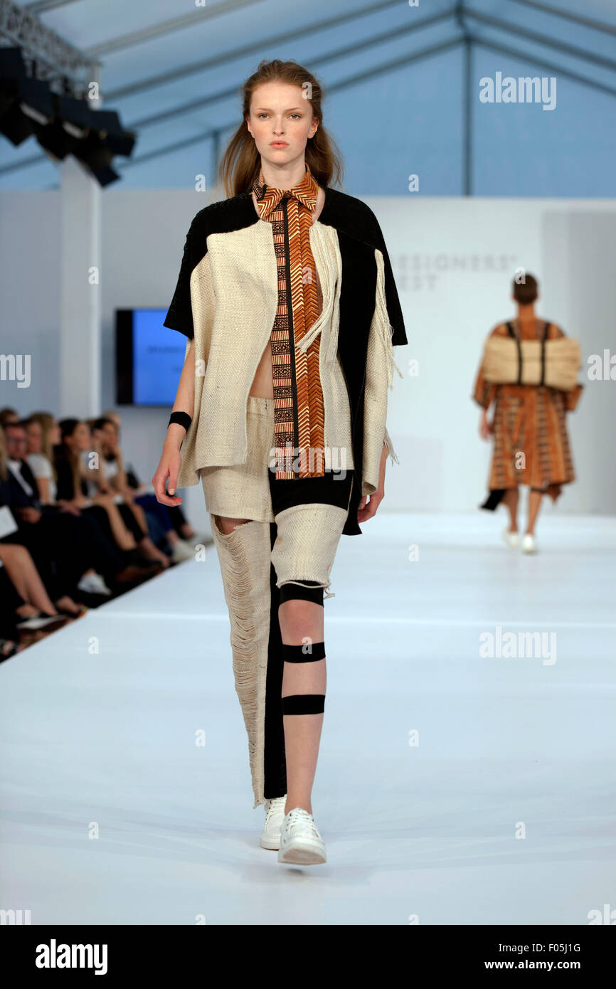 Copenhague, Danemark, 7 août 2015. A model wearing design by design student Domantas Smaizys John Peter au cours de "Designer's Nest" award show à la Fashion Week de Copenhague, jour de fermeture du Crédit : OJPHOTOS/Alamy Live News Banque D'Images