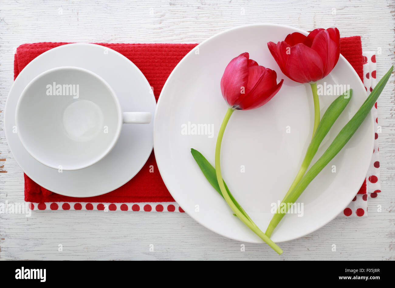Tulipes rouges avec set de table Serviettes de table rouge sur Banque D'Images