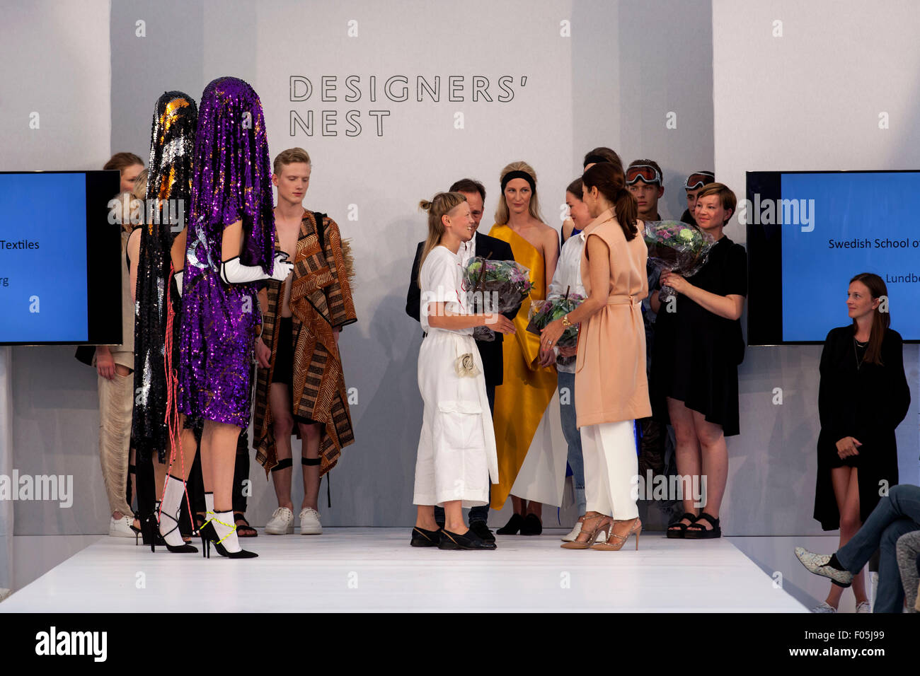Copenhague, Danemark, 7 août 2015. La princesse Mary du Danemark (podium, 2e, R) présente "Designers" du nid 1er prix à l'étudiant de conception suédoise Sarah Lundberg (Swedish School of Textiles) au cours de clôture de la Fashion Week de Copenhague 24. Credit : OJPHOTOS/Alamy Live News Banque D'Images