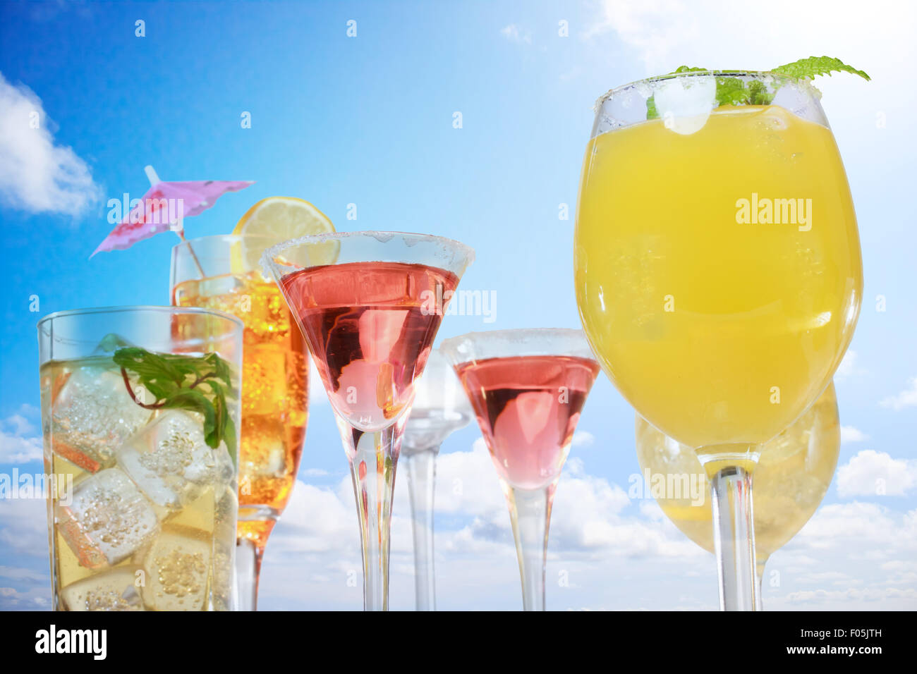 Assortiment de boissons sur fond de ciel bleu d'été Banque D'Images