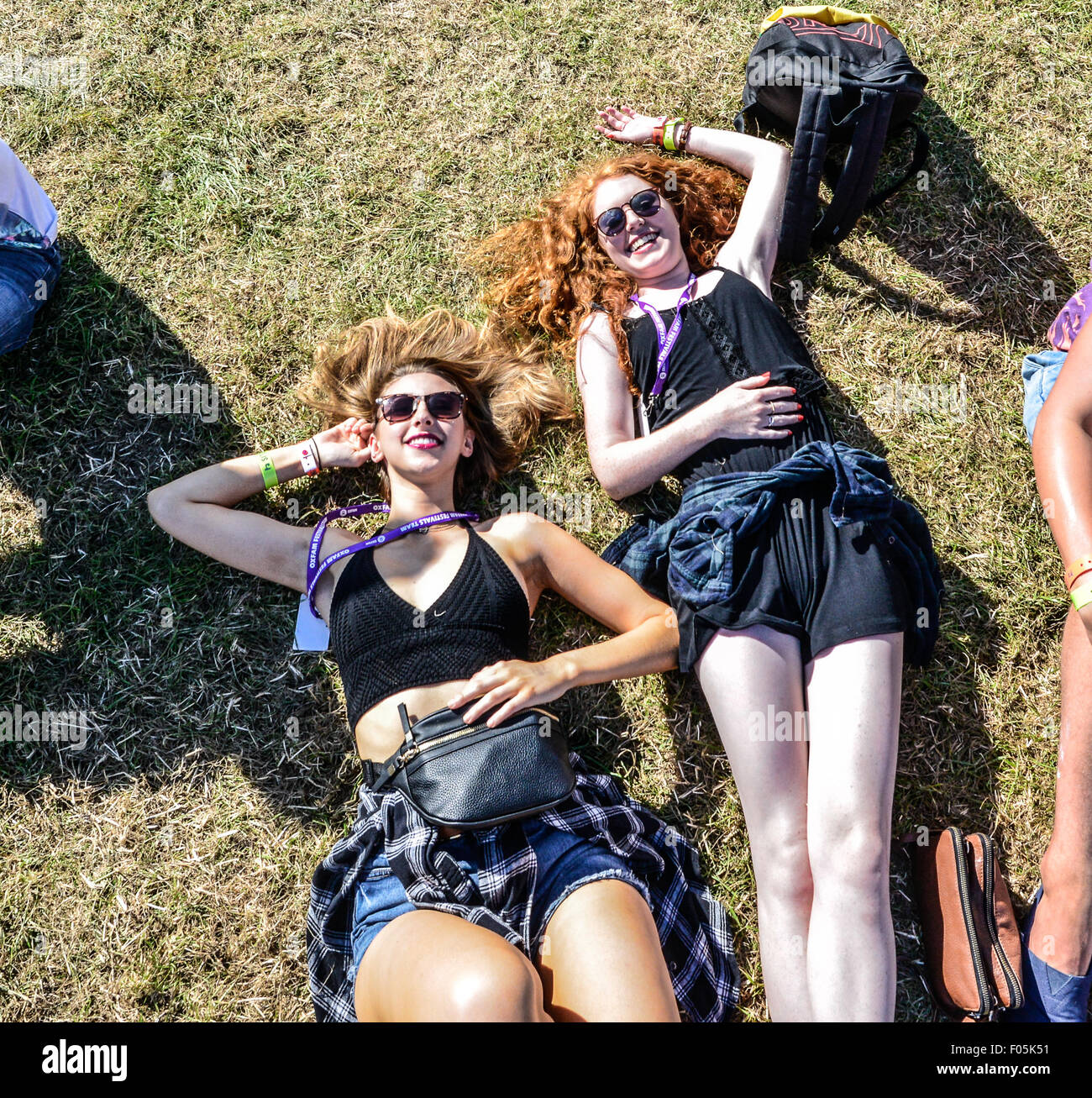 Newquay, Cornwall, UK. 7e août, 2015. Festival 2015 Boardmasters - La foule profiter du soleil en été sur la côte en Newquay, Cornwall, UK Crédit : Thomas Owen-Heywood/Alamy Live News Banque D'Images