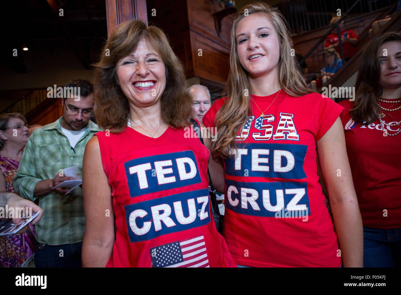 Mère et fille partisans du sénateur américain et GOP candidate présidentielle Ted Cruz l'attendre d'arriver pour le coup d'envoi de sa campagne bus tour au Liberty Tap Room restaurant 7 août 2015 à Mt Pleasant, Caroline du Sud. Cruz a commencé une tournée en bus de 7 jours appelé le Cruz Pays Bus Tour des états du sud à la suite de l'événement. Banque D'Images