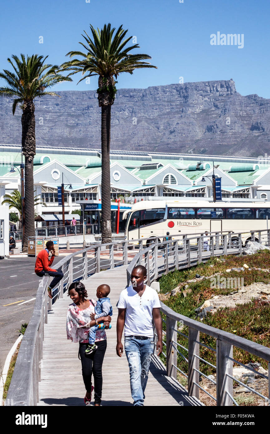Cape Town Afrique du Sud, V & A Victoria Alfred Waterfront, Breakwater Boulevard, Black Afro American, homme hommes, femme femmes, couple, garçon, fils, famille Banque D'Images