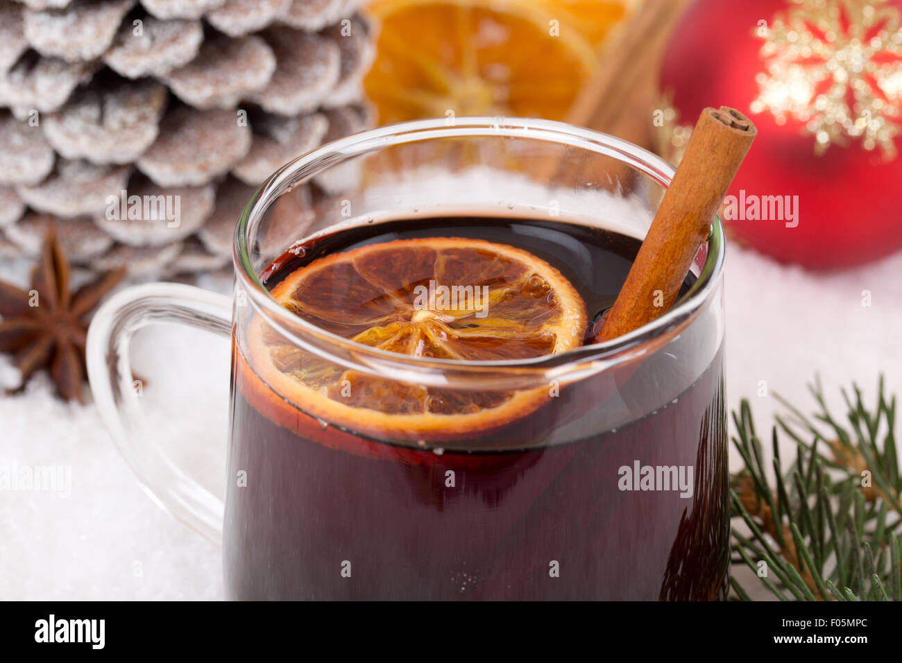 Vin chaud Gros plan sur la consommation d'alcool en hiver noël décoration verre avec de la neige Banque D'Images