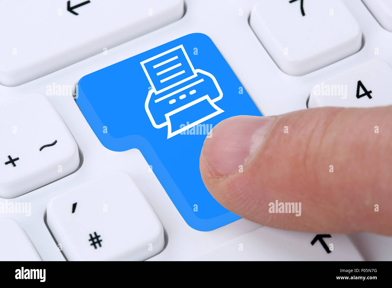 Appuyant sur le bouton sur l'ordinateur pour imprimer le document d' impression sur l'imprimante à partir du clavier Photo Stock - Alamy