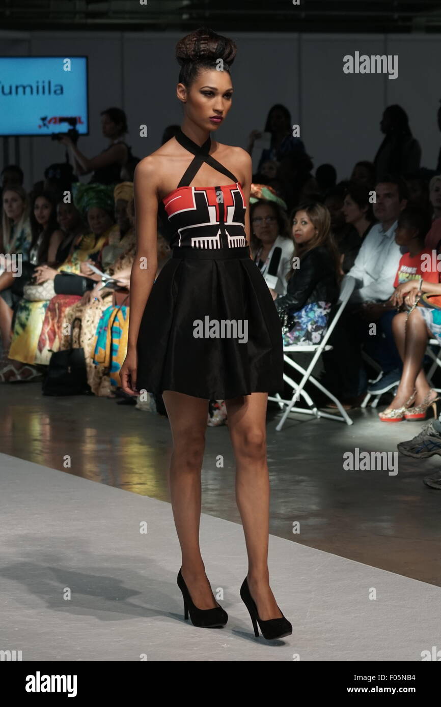 Londres, Royaume-Uni. 7e août, 2015. Concepteur de modèles portant des Tumiila dernière collection marché sur la piste à la Fashion Week de Londres 2015 Afrique (AFWL), au London's Olympia. Credit : Voir Li/Alamy Live News Banque D'Images