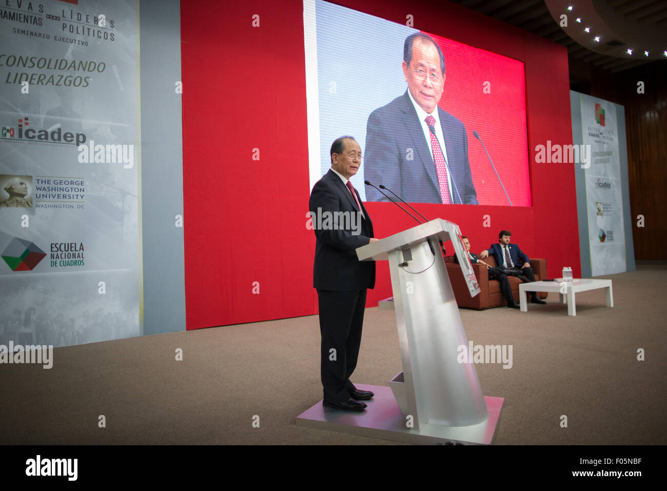 La ville de Mexico, Mexique. 7e août, 2015. L'ambassadeur chinois au Mexique Qiu Xiaoqi prononce le discours au séminaire 'exécutif de nouveaux outils pour les dirigeants politiques', organisé par l'Institut de formation politique et le développement du Parti révolutionnaire institutionnel, dans la ville de Mexico, capitale du Mexique, le 7 août 2015. © Pedro Mera/Xinhua/Alamy Live News Banque D'Images