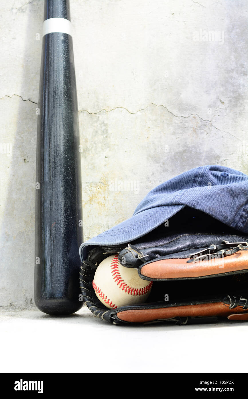 Batte de baseball avec un capuchon et un gant avec une balle en c Banque D'Images