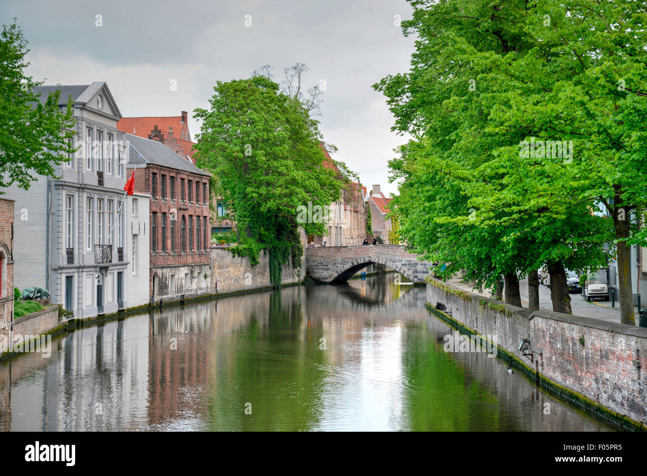 Canal d'eau à Bruges, Belgique montrant les ponts pour lesquels la
