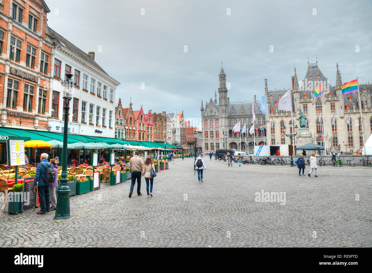 Place du marché, dans la ville de Bruges en Belgique, montrant les bâtiments anciens et des restaurants Banque D'Images