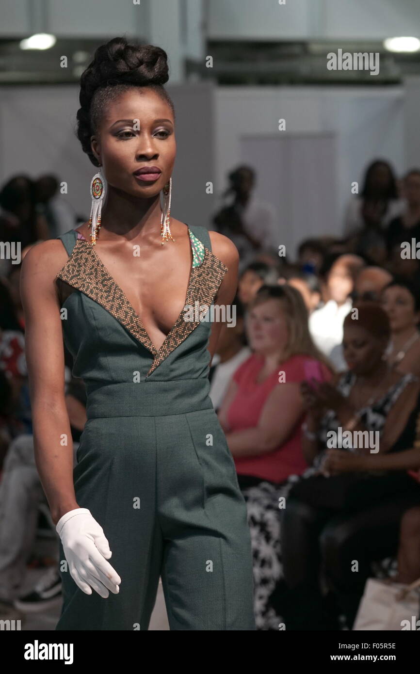 Londres, Royaume-Uni. 7e août, 2015. Le concepteur de modèles portant des dernière collection Ekhaya marché sur la piste à la Fashion Week de Londres 2015 Afrique (AFWL), au London's Olympia. Credit : Voir Li/Alamy Live News Banque D'Images