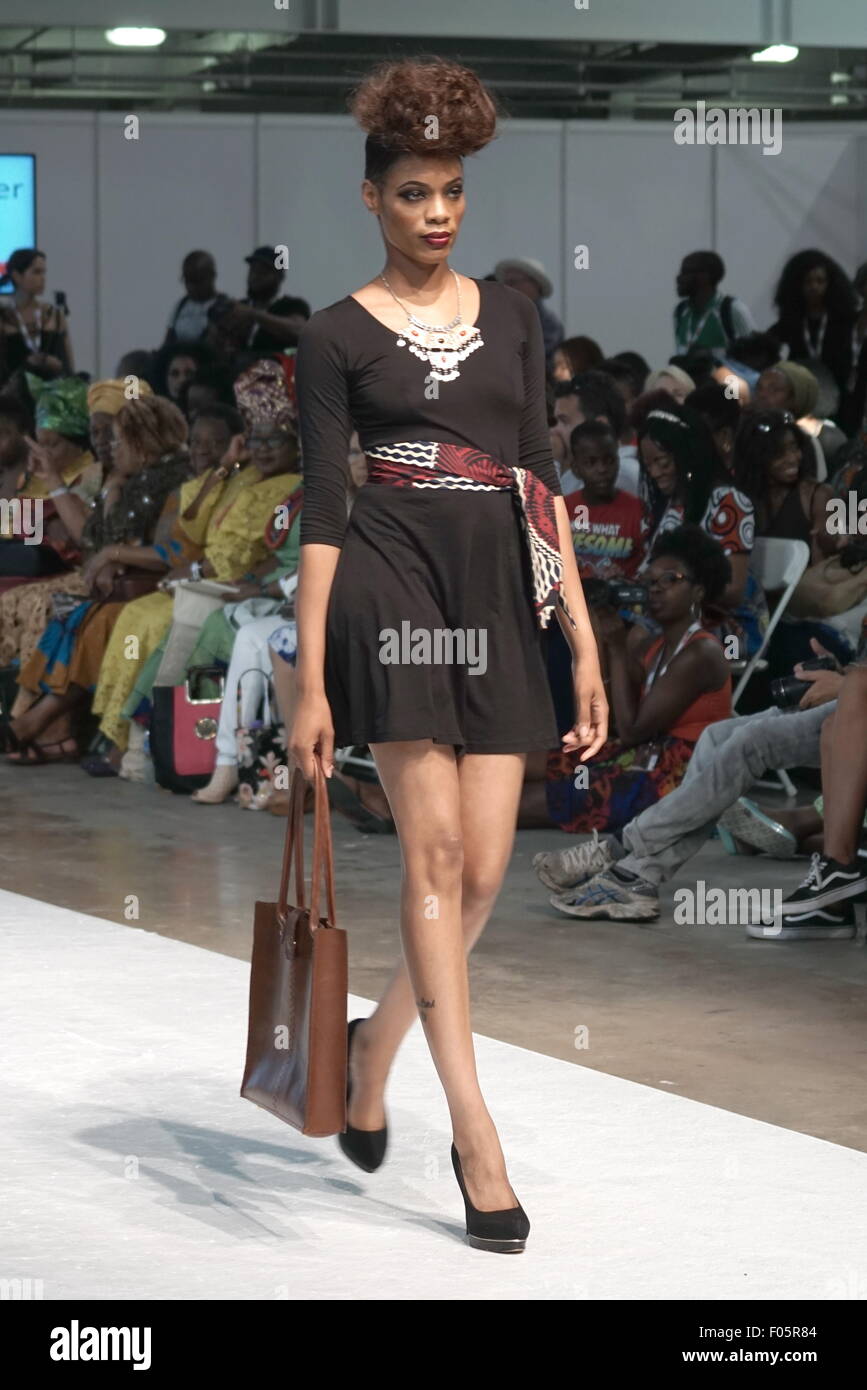 London,UK, 7e Août 2015 : modèles portant des designer en cuir Rose London dernière collection marché sur la piste à la Fashion Week de Londres 2015 Afrique (AFWL), au London's Olympia. Credit : Voir Li/Alamy Live News Banque D'Images