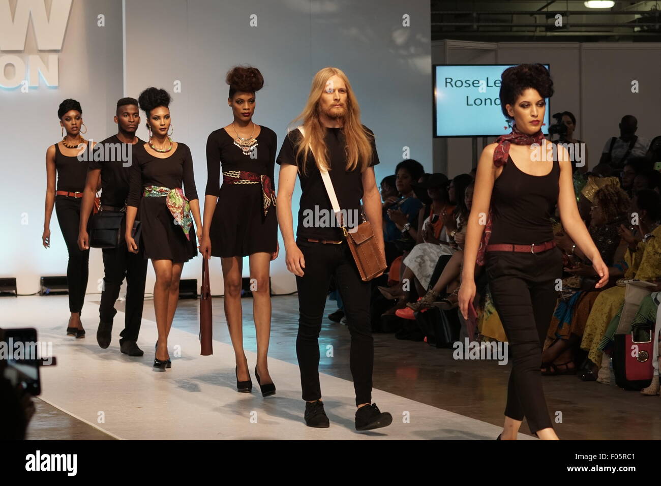 London,UK, 7e Août 2015 : modèles portant des designer en cuir Rose London dernière collection marché sur la piste à la Fashion Week de Londres 2015 Afrique (AFWL), au London's Olympia. Credit : Voir Li/Alamy Live News Banque D'Images