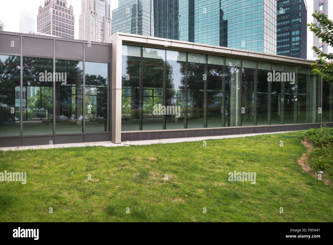 Mur de verre dans l'immeuble de bureaux Banque D'Images