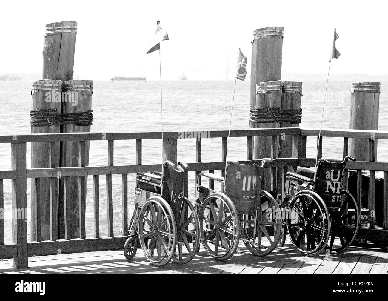 Usa, New York, Statue de la liberté, de l'île de rangée de fauteuils roulants. Banque D'Images