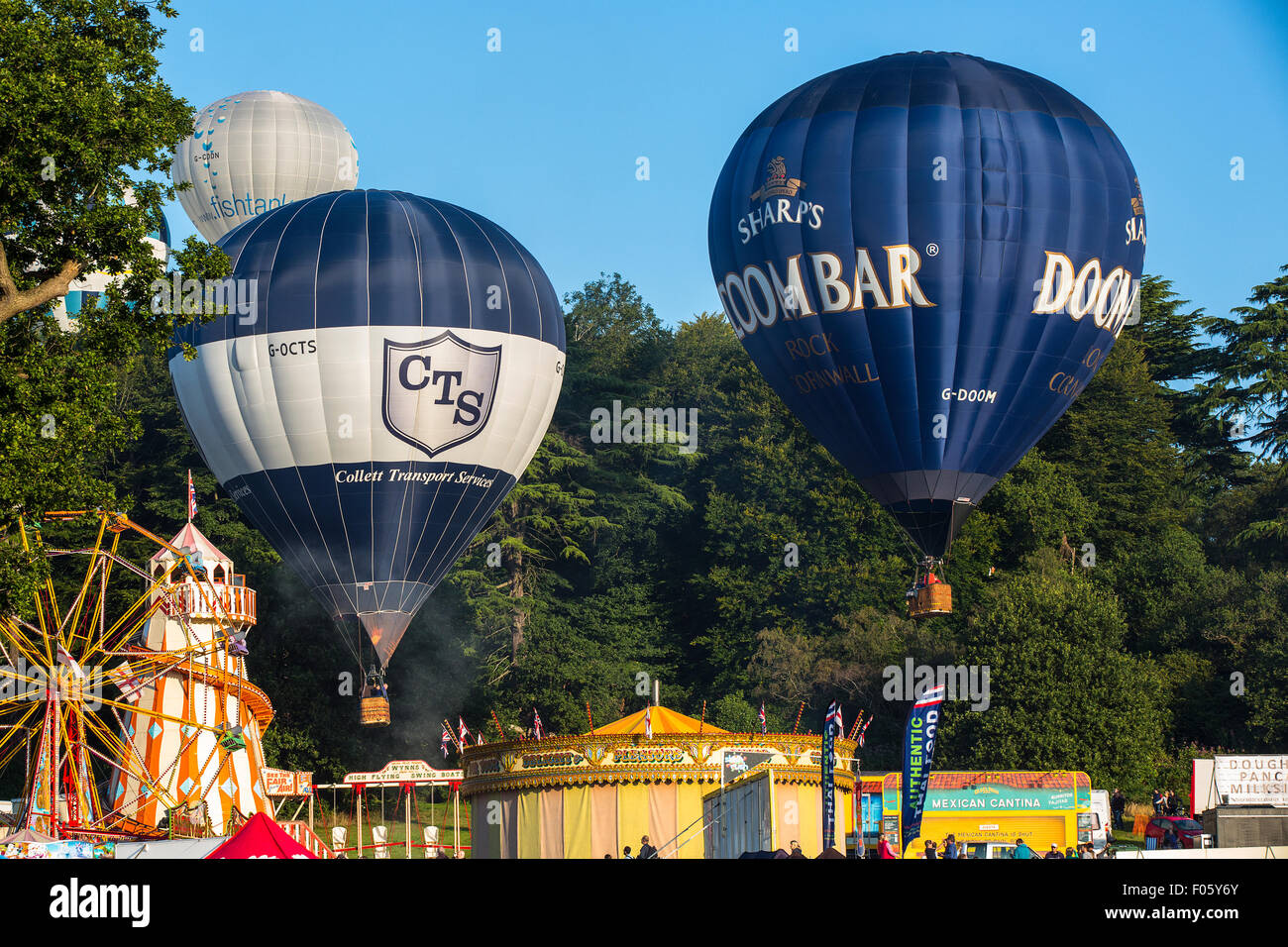 Bristol, Royaume-Uni. 8e août, 2015. Le troisième jour de la 37e Bristol International Balloon Fiesta a commencé par une ascension de masse tôt le matin avec plus de 100 ballons. Avec un vent faible nombre de pilotes se sont affrontés pour obtenir leurs ballons à flot avec quelques coups de la cime des arbres et un certain nombre d'être obligé de venir en dessous de l'arène. Bristol, Royaume-Uni. 8e août 2015. Credit : Redorbital Photography/Alamy Live News Banque D'Images