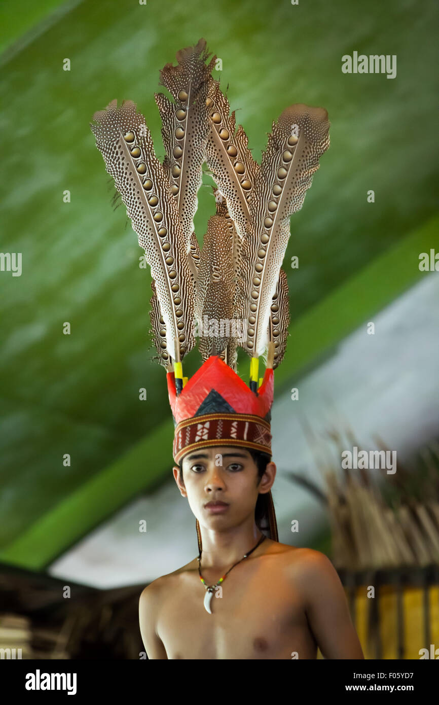 Portrait d'un travailleur du tourisme portant une tenue de nuit indigène lors d'une représentation de danse indigène pour les touristes au village culturel mari mari, Sabah. Banque D'Images