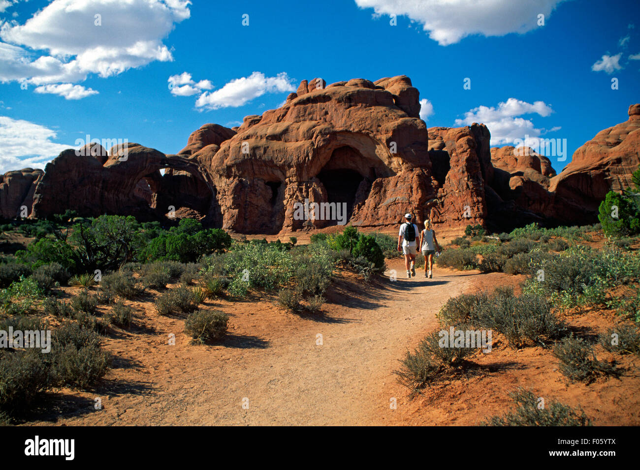 USA, United States, Utah, Arches National Park, deux personnes Randonnées Banque D'Images