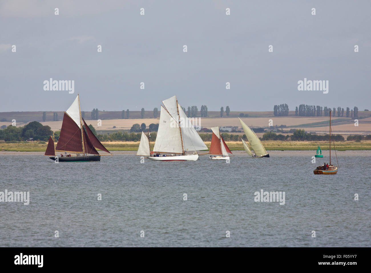 L'estuaire de Swale, Kent, UK. 8 Août 2015 : La 43e Swale Smack et voile se met en route, comme des relents se bousculent pour la position au début. Le temps était chaud avec une brise NE Crédit : Alan Payton/Alamy Live News Banque D'Images