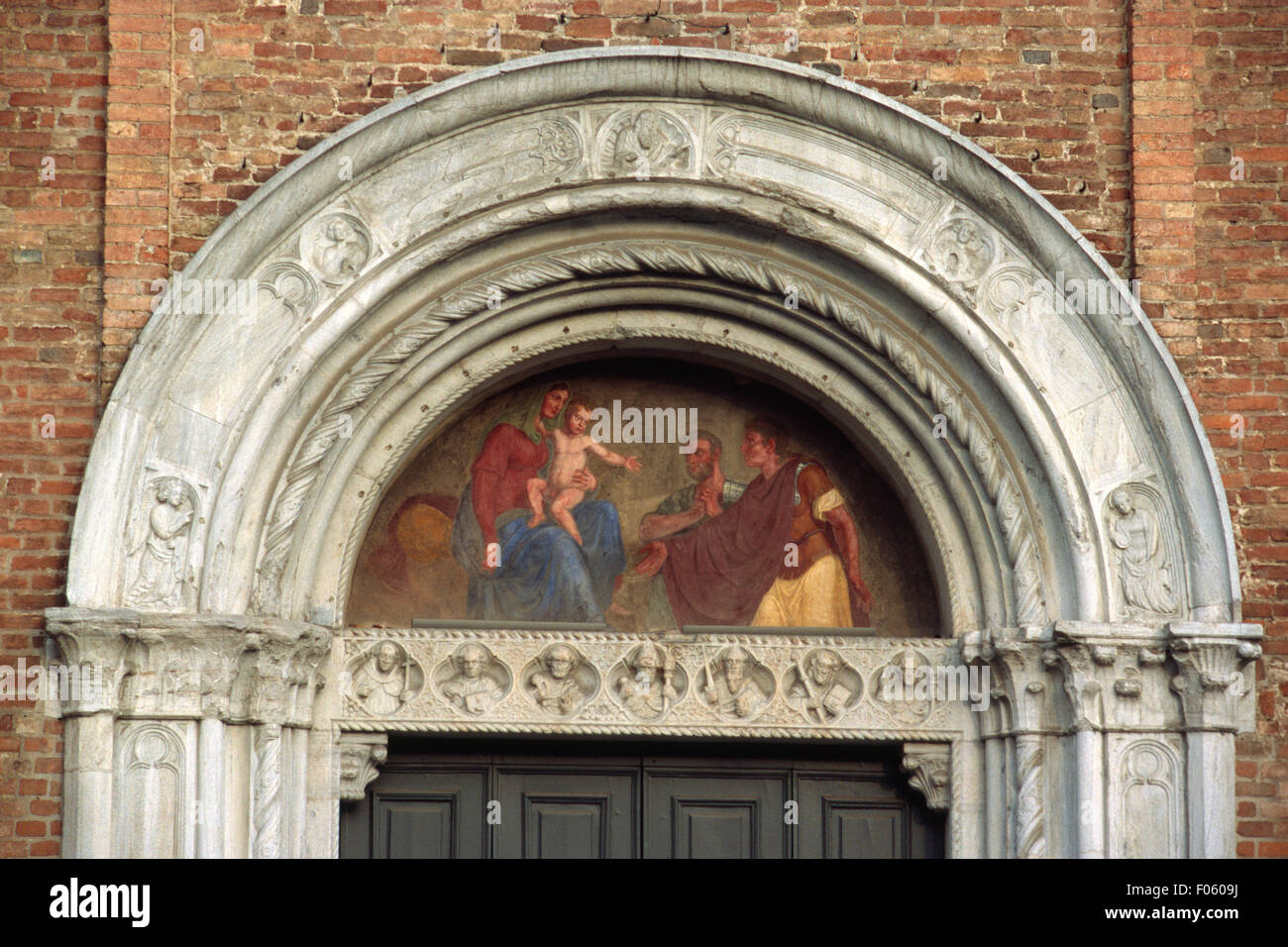 L'Italie, Lombardie, Caravage, Église San Fermo e Rustico, détail façade, Fresco Banque D'Images