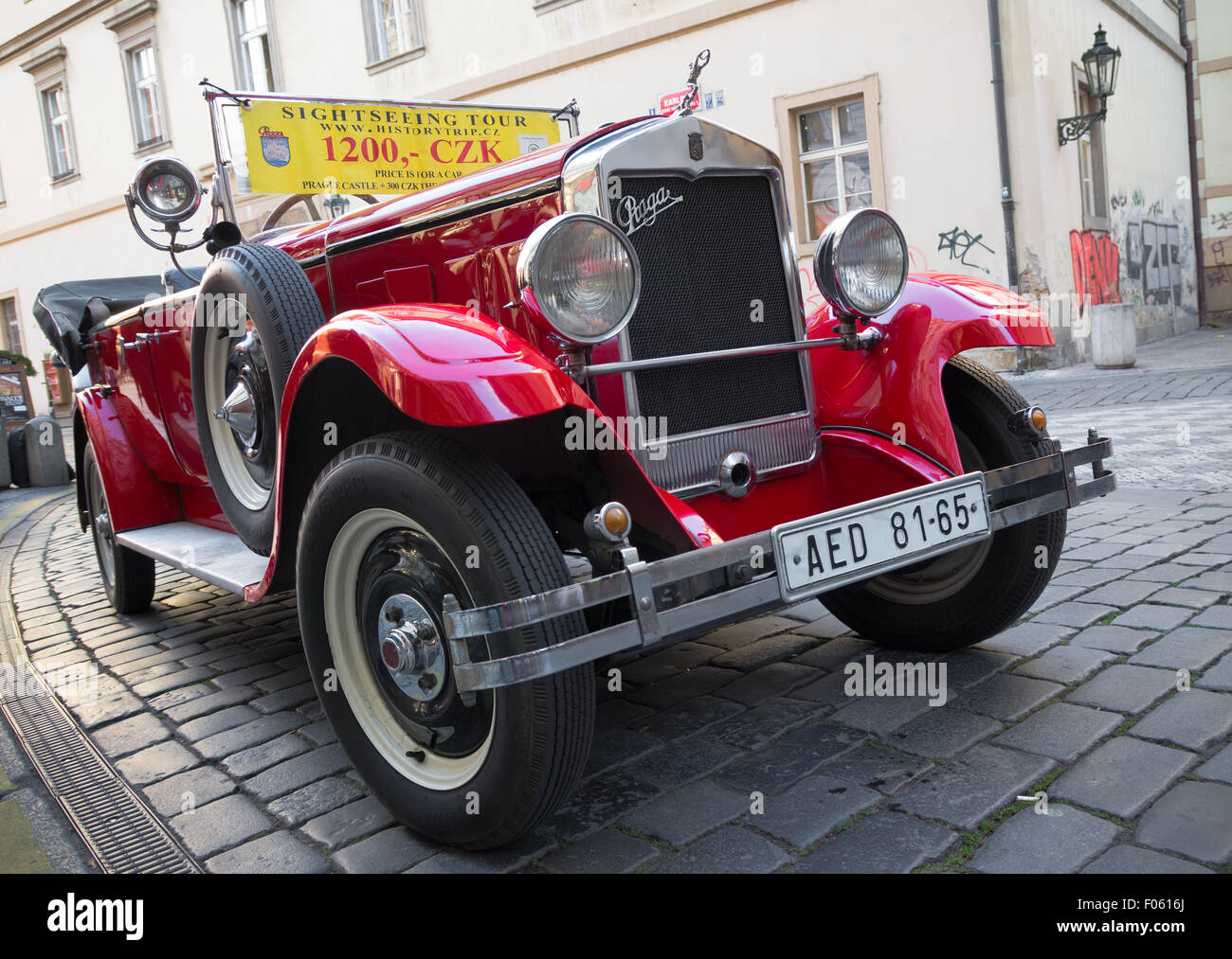 Praga rouge voiture utilisée pour des visites guidées dans les rues de Prague. Banque D'Images