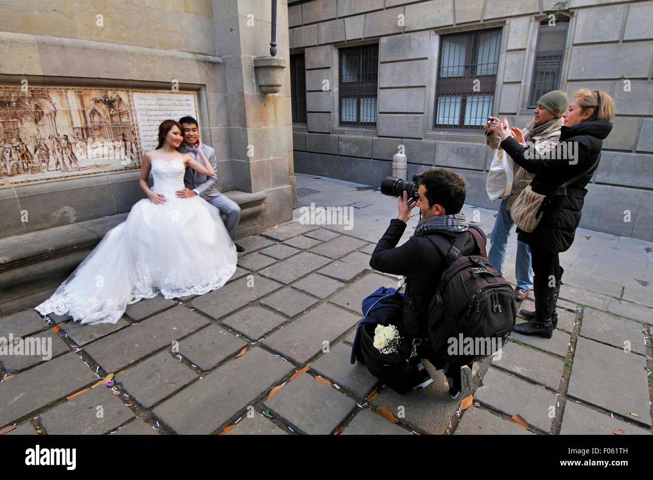 Couple de mariage robes de mariage, Garriga i Bachs square. Ghotic trimestre, Barcelone, Catalogne, Espagne. Banque D'Images