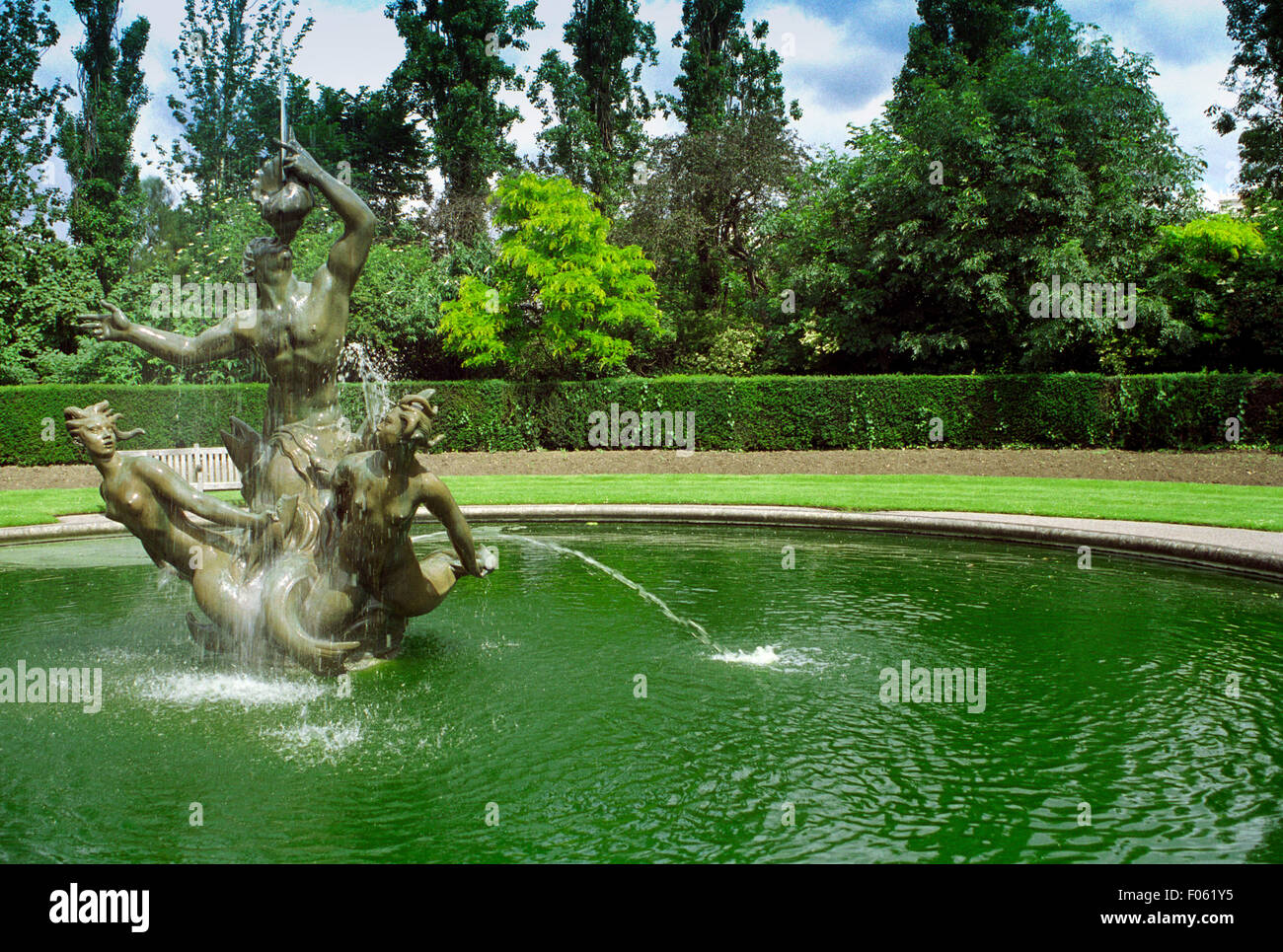 L'Angleterre, Londres, Regents Park, du cercle, la Queen Mary's Gardens, des statues de la fontaine du Triton. Banque D'Images