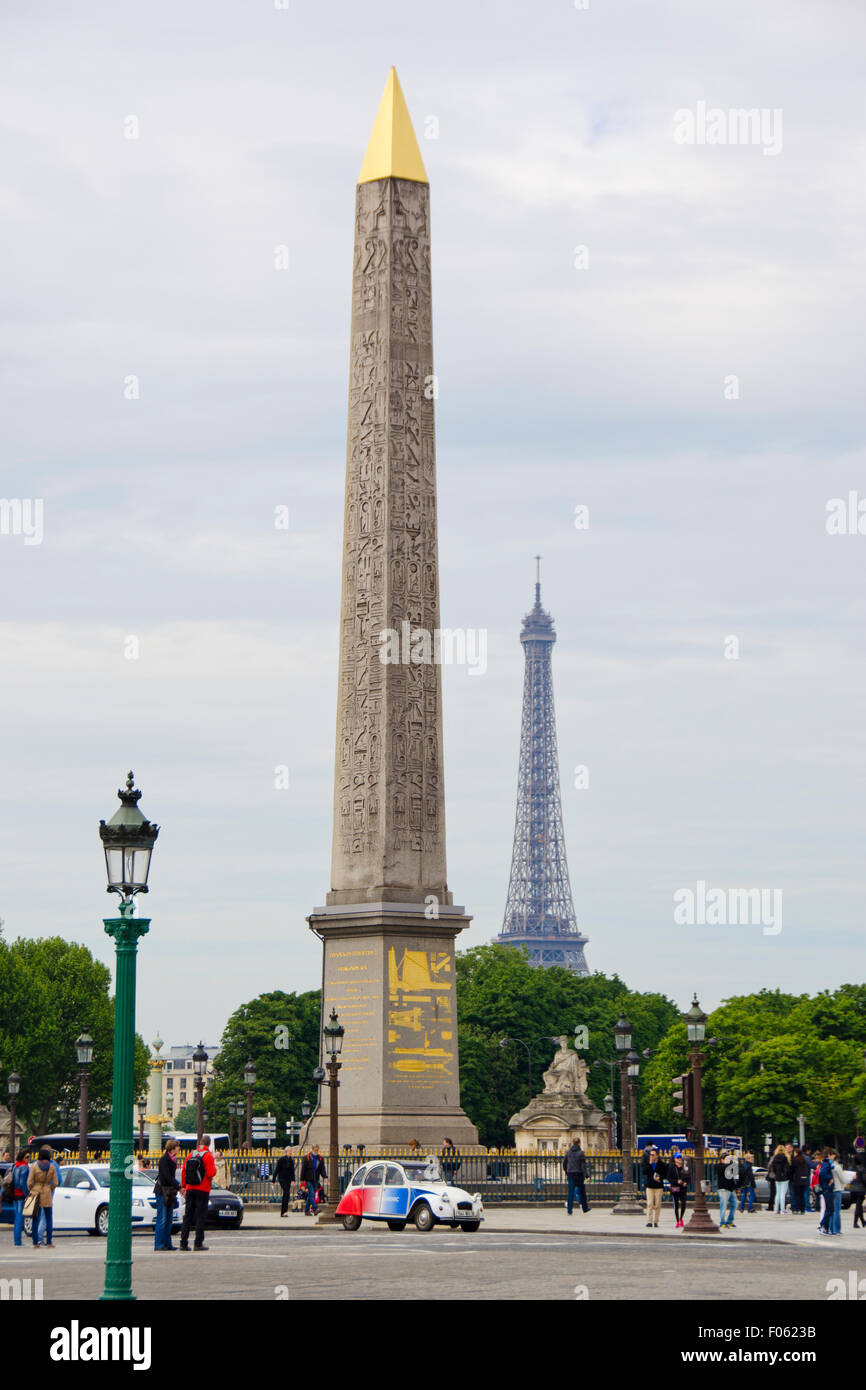 L'Obélisque de Louxor sur la Place de la concorde avec la Tour Eiffel en arrière-plan Banque D'Images