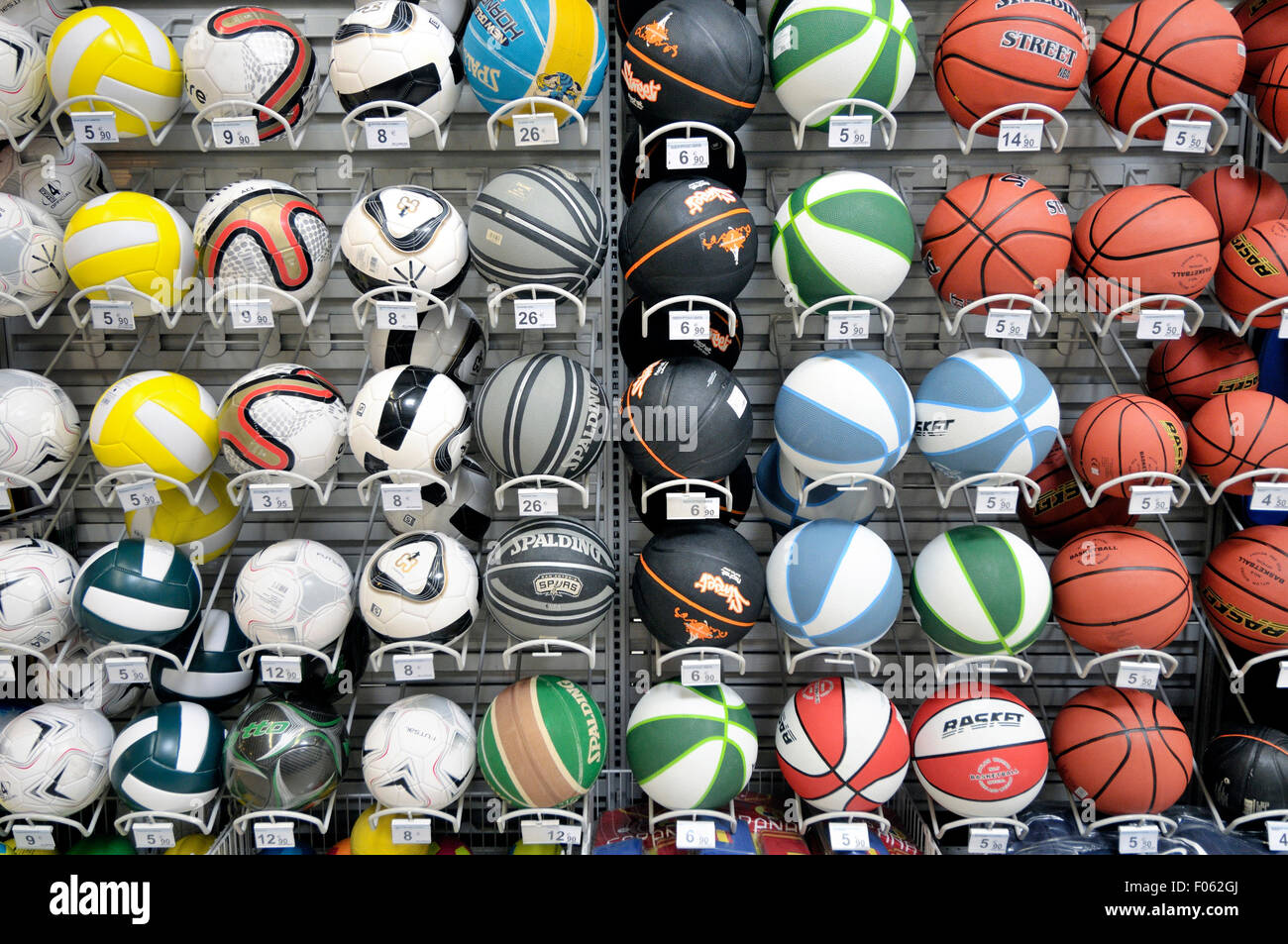 Des ballons de basket et de football à vendre Banque D'Images