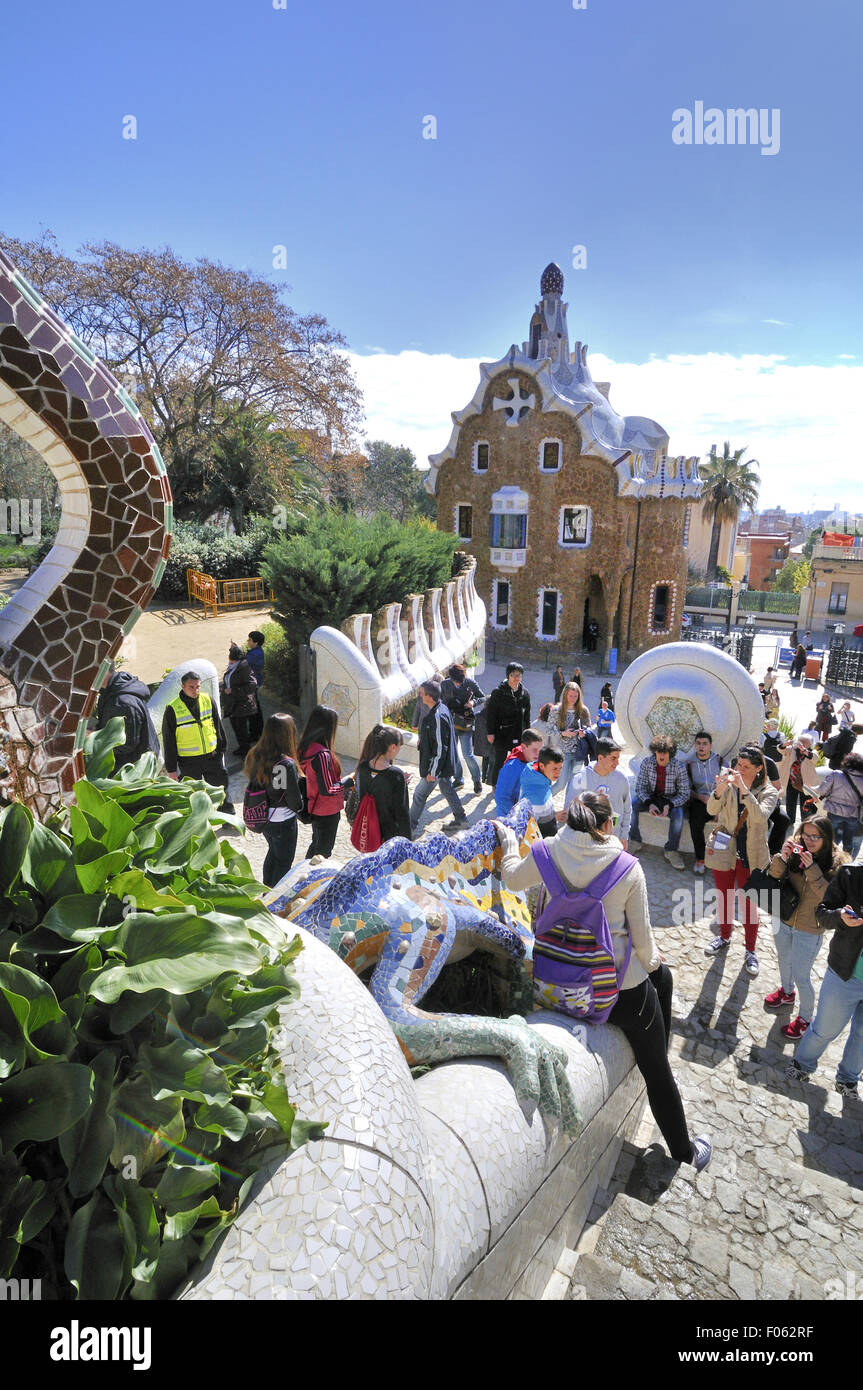Le Parc Güell, conçu par le jardin de l'architecte catalan Antoni Gaudí ...